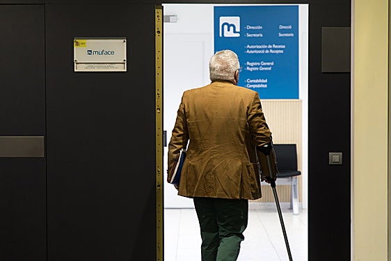 Un hombre accede a una de las sedes de Muface.