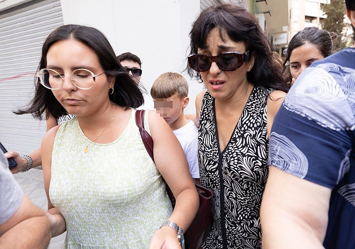 uana Rivas, durante la entrega del menor en el punto de encuentro familiar.