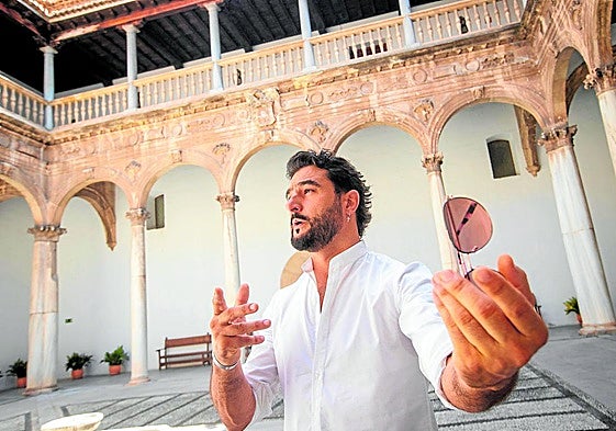Antonio Velázquez interpreta a Hamlet con sus gafas de sol en lugar de la calavera.