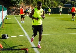 Baba entrenando al margen del grupo en Marbella.