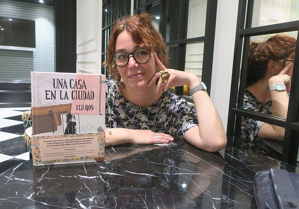 La escritora e ilustradora Ilu Ros, con su libro.