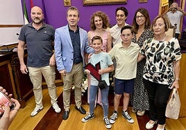 Lucas Paulano, con el trofeo, acompañado por sus padres, su hermano, su abuela, el alcalde de Jaén y los concejales Luis García y África Colomo.