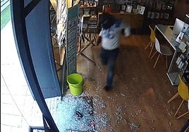 El ladrón huyendo de uno de los negocios tras robar el dinero de la caja registradora.