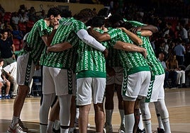 Los jugadores del Betis de baloncesto, antes de un partido de la temporada pasada.