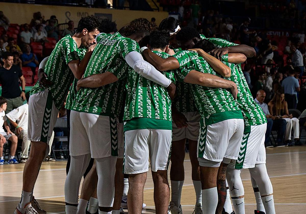 Los jugadores del Betis de baloncesto, antes de un partido de la temporada pasada.