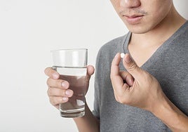 Hombre tomando una pastilla