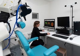 La estimulación transcraneal del CIMCYC recibe la acreditación como laboratorio singular de la UGR
