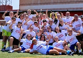 El filial del Granada femenino, durante la celebración de su ascenso.