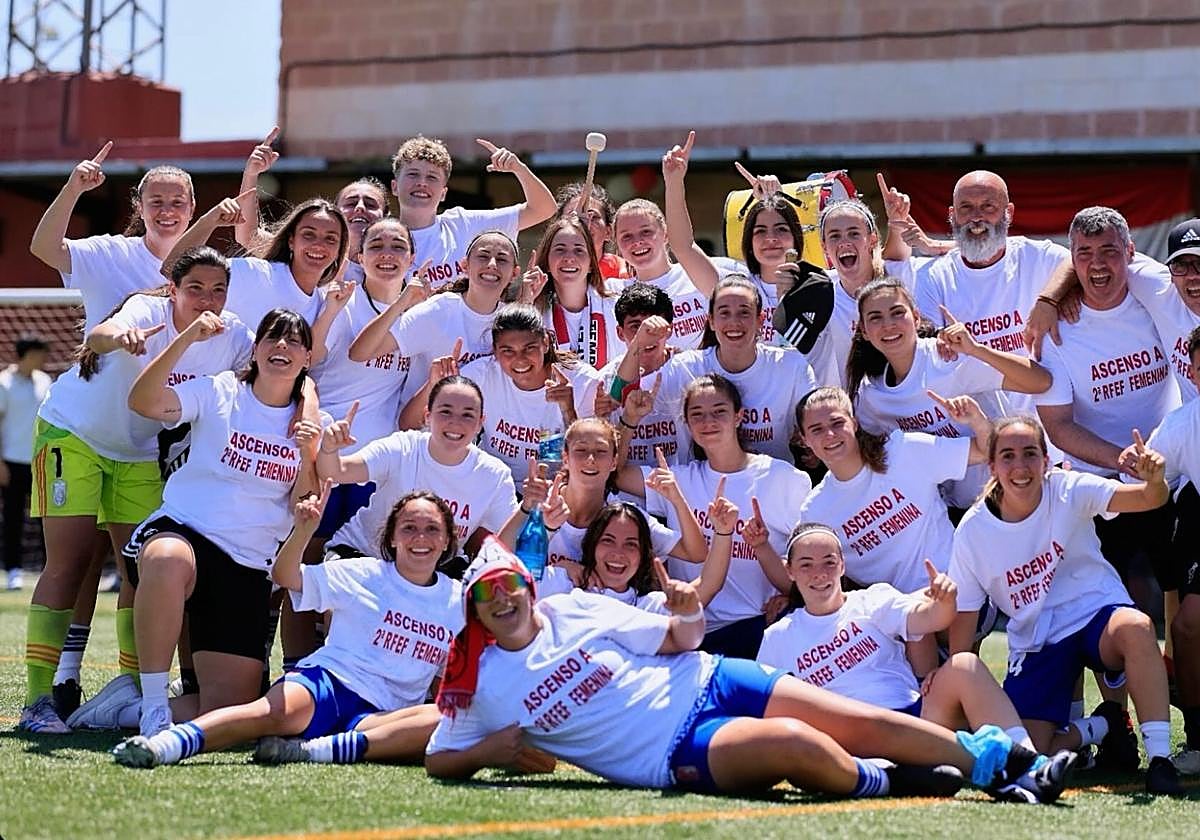 El filial del Granada femenino, durante la celebración de su ascenso.