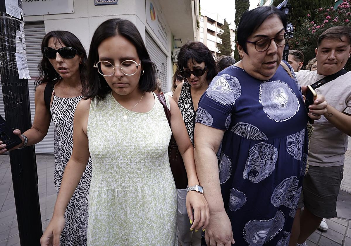 Juana Rivas en su llegada al punto de entrega.