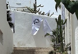 Algunos retratos de arte en la calle han sigo despegados de sus ubicaciones.