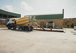 Operarios trabajan en el espacio en que se levantará la nueva planta.