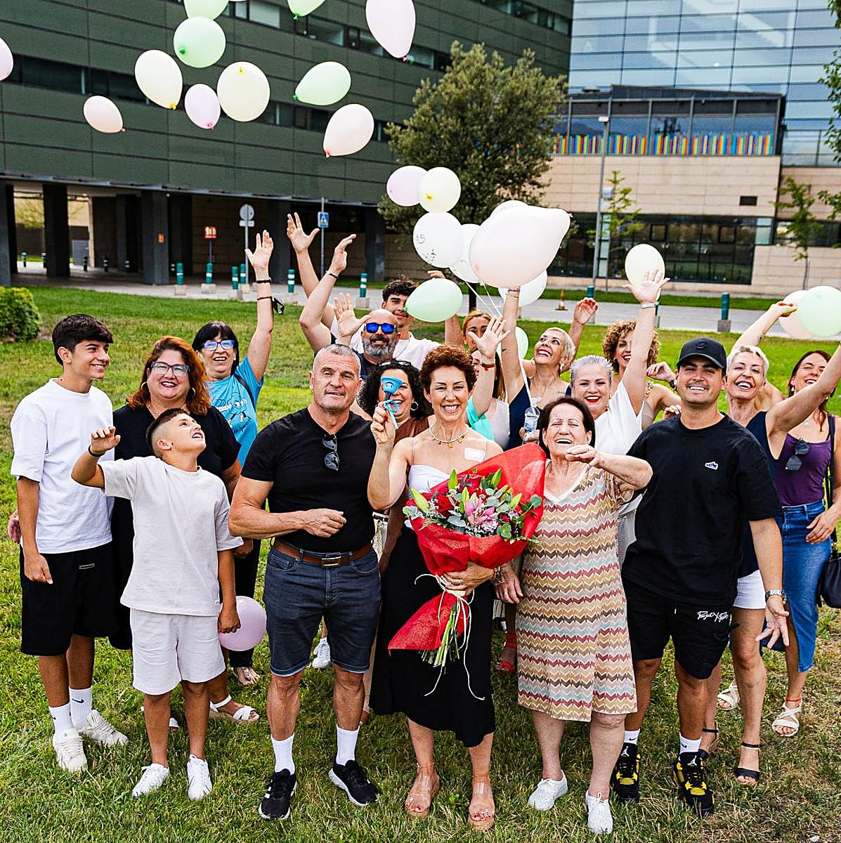 Puri celebra con sus familiares tras dejar el hospital.