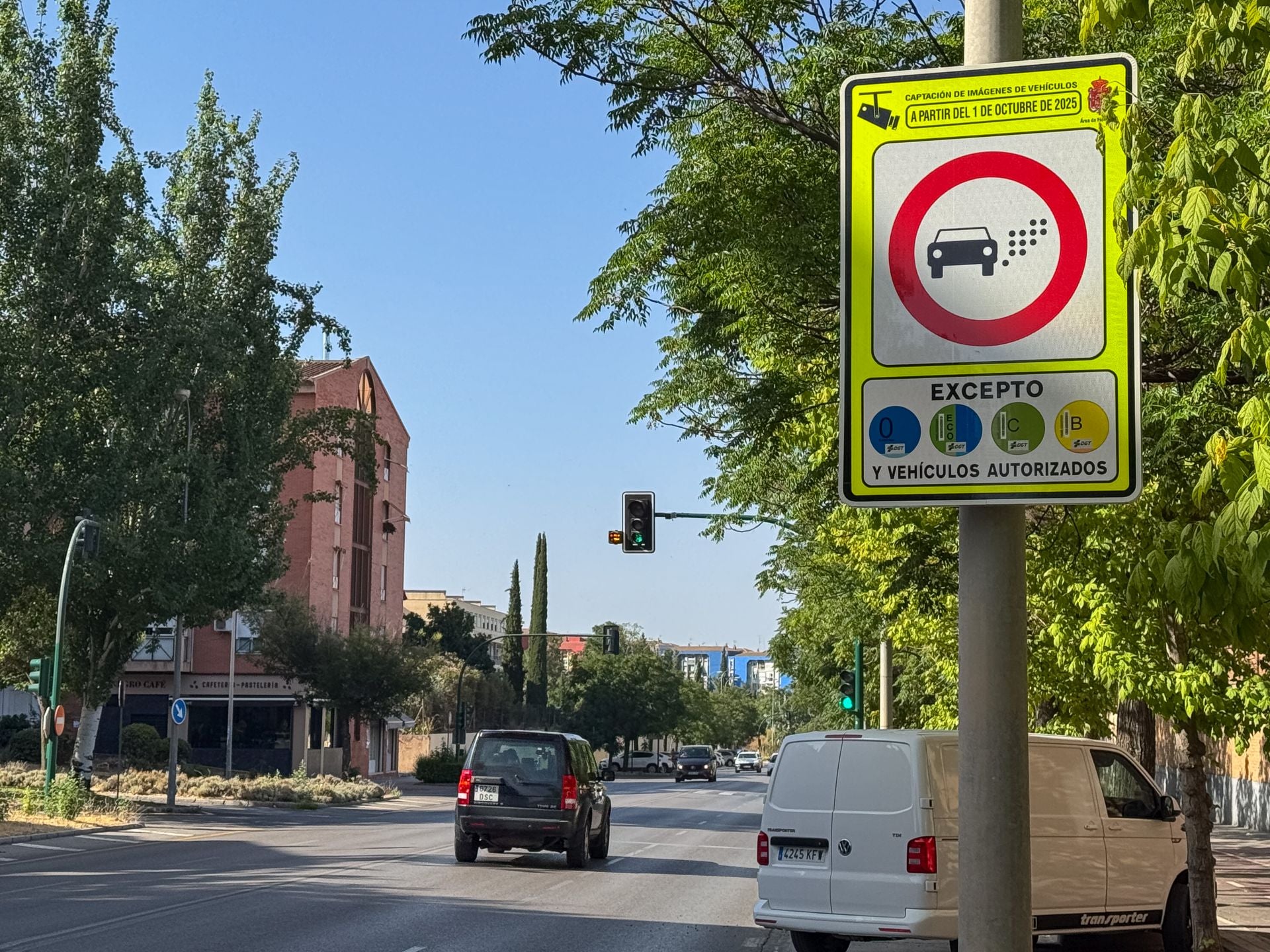 La oposición tira de las orejas al gobierno local por la ZBE