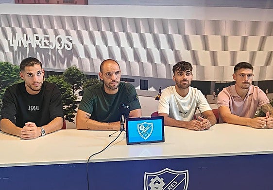 Carlos Becken a la izquierda, junto a Cristian Sanz, Pedro Peña y Alberto Fuentes en la sala de prensa del club.