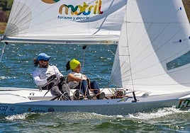 Los regatistas motrileños Ángel Ballesteros y Sonia Hidalgo en pleno esfuerzo.