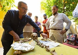 El diputado José Ramón Jiménez (derecha) y los técnicos revisan el hallazgo.