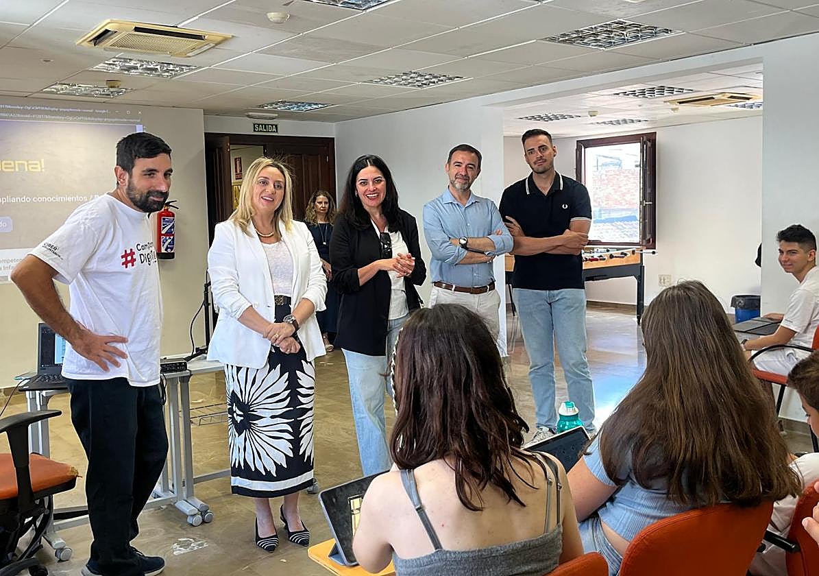 La alcaldesa de Granada visitó el Campamento Digital.