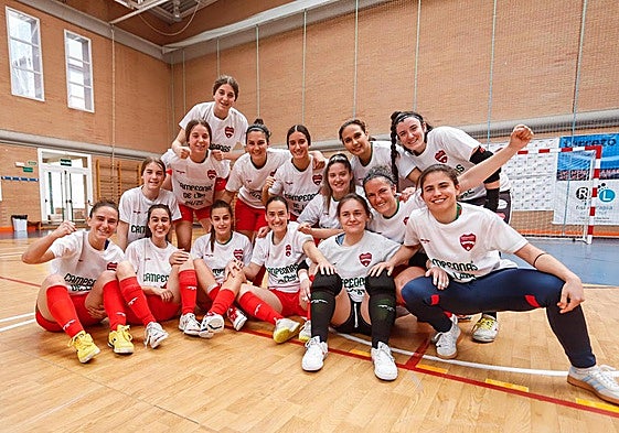 Las futbolistas rojiblancas celebran el ascenso a la división de plata sobre el parqué del Núñez Blanca.