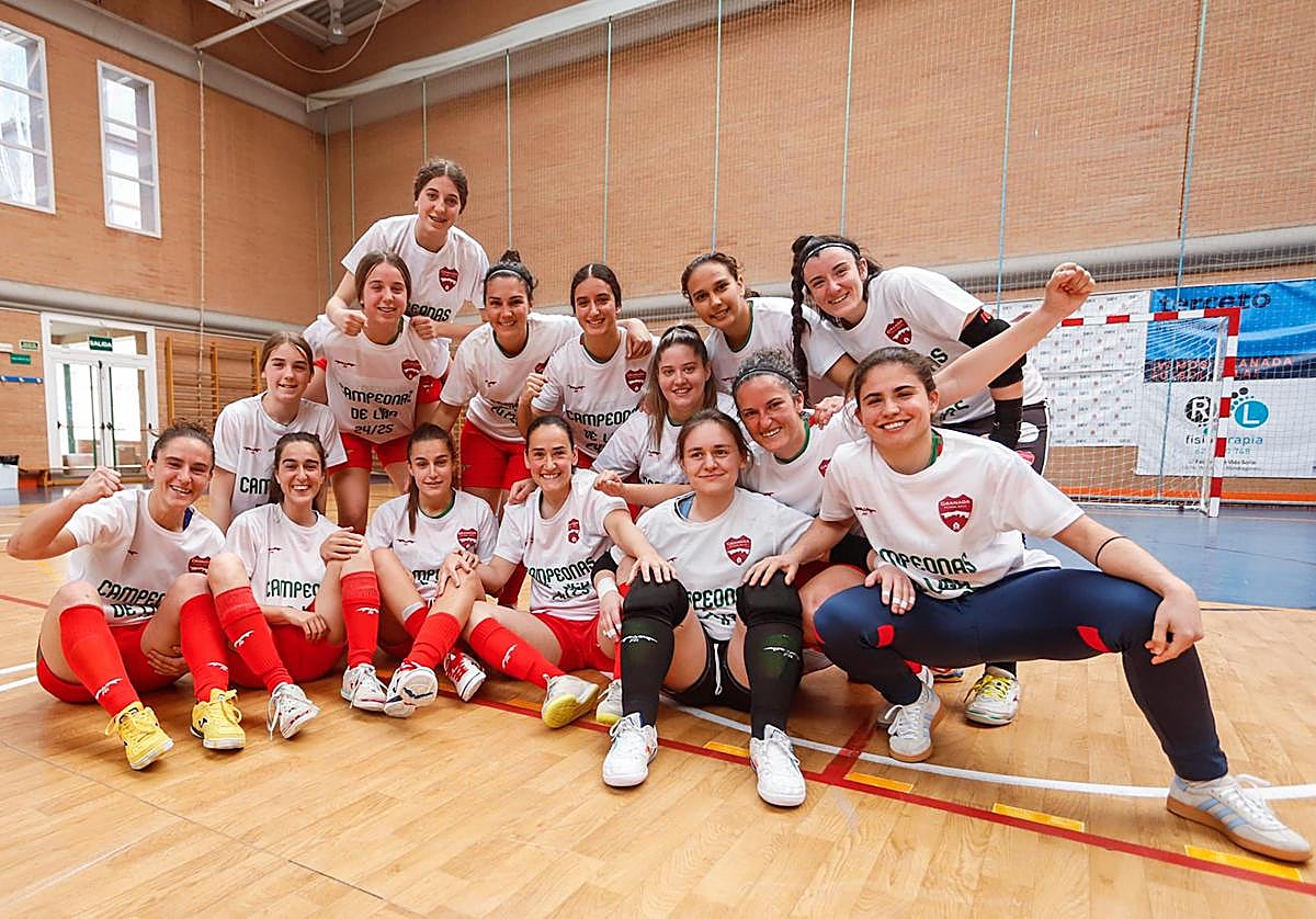 Las futbolistas rojiblancas celebran el ascenso a la división de plata sobre el parqué del Núñez Blanca.