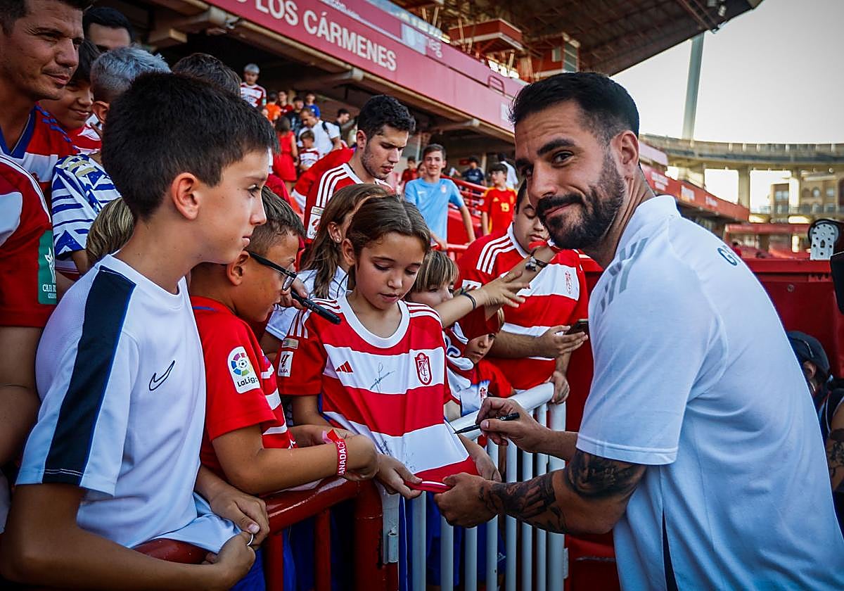 Pablo Insua firma una camiseta a un joven aficionado durante su presentación oficial el verano pasado.