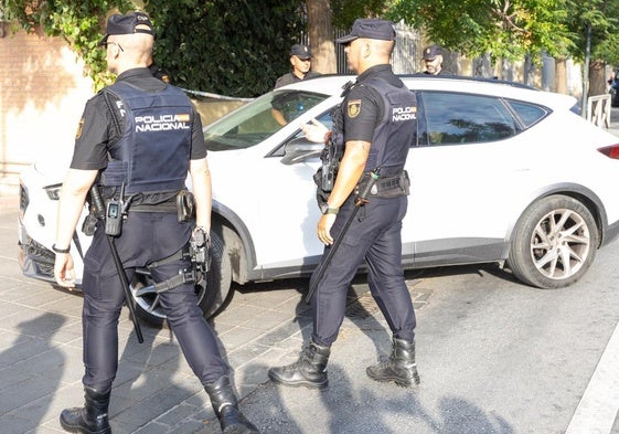Entrada a los juzgados de La Caleta este viernes.