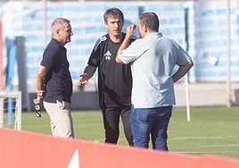 Pacheta conversa con Miguel Melgar y Augusto Benito, miembros de la secretaría técnica del Granada, durante un entrenamiento.