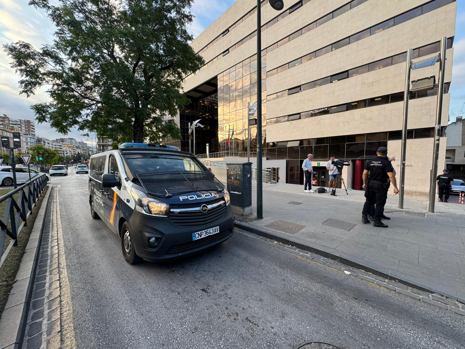 Las imágenes de Juana Rivas y Arcuri en los juzgados de La Caleta