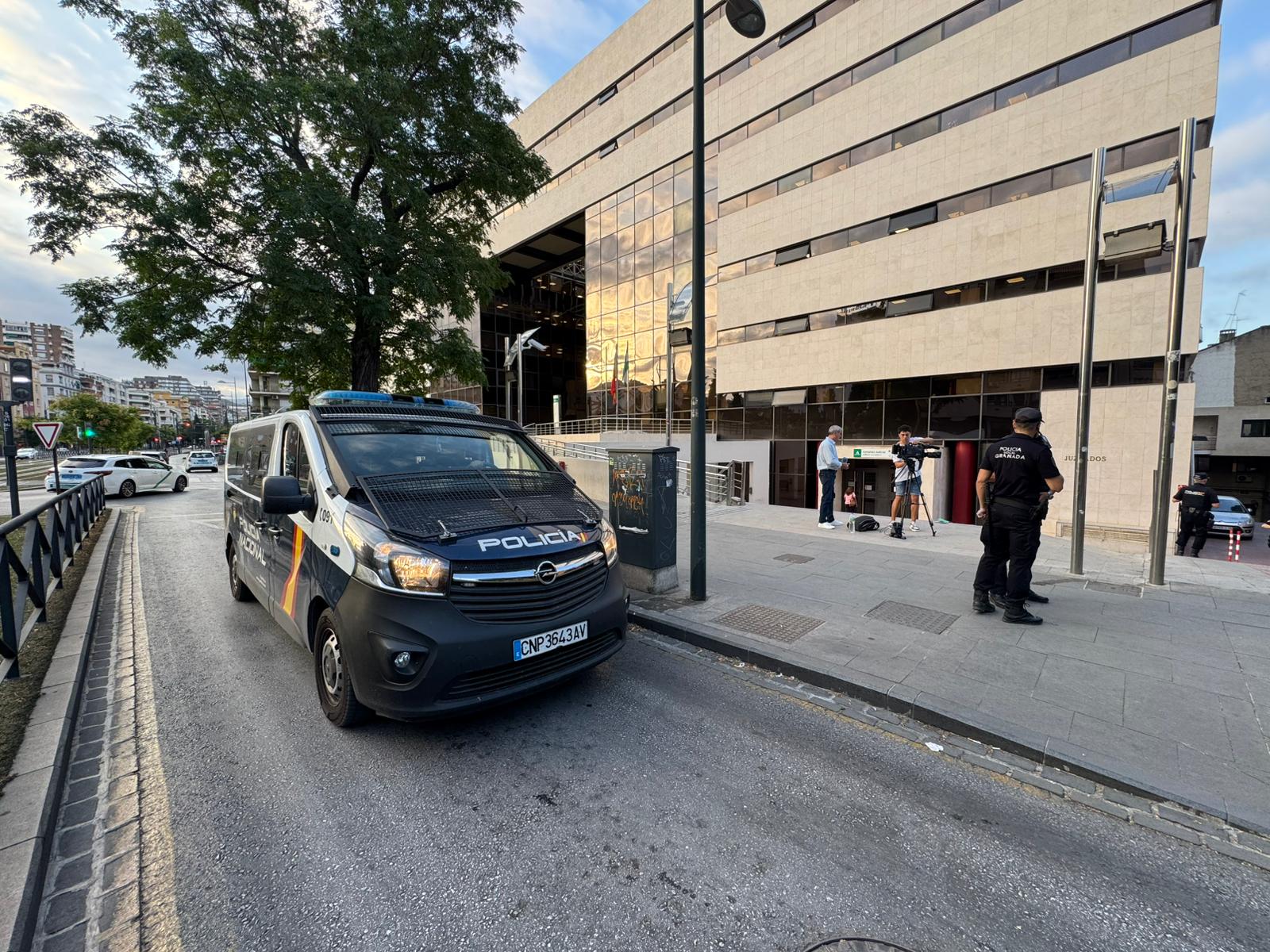 Las imágenes de Juana Rivas y Arcuri en los juzgados de La Caleta