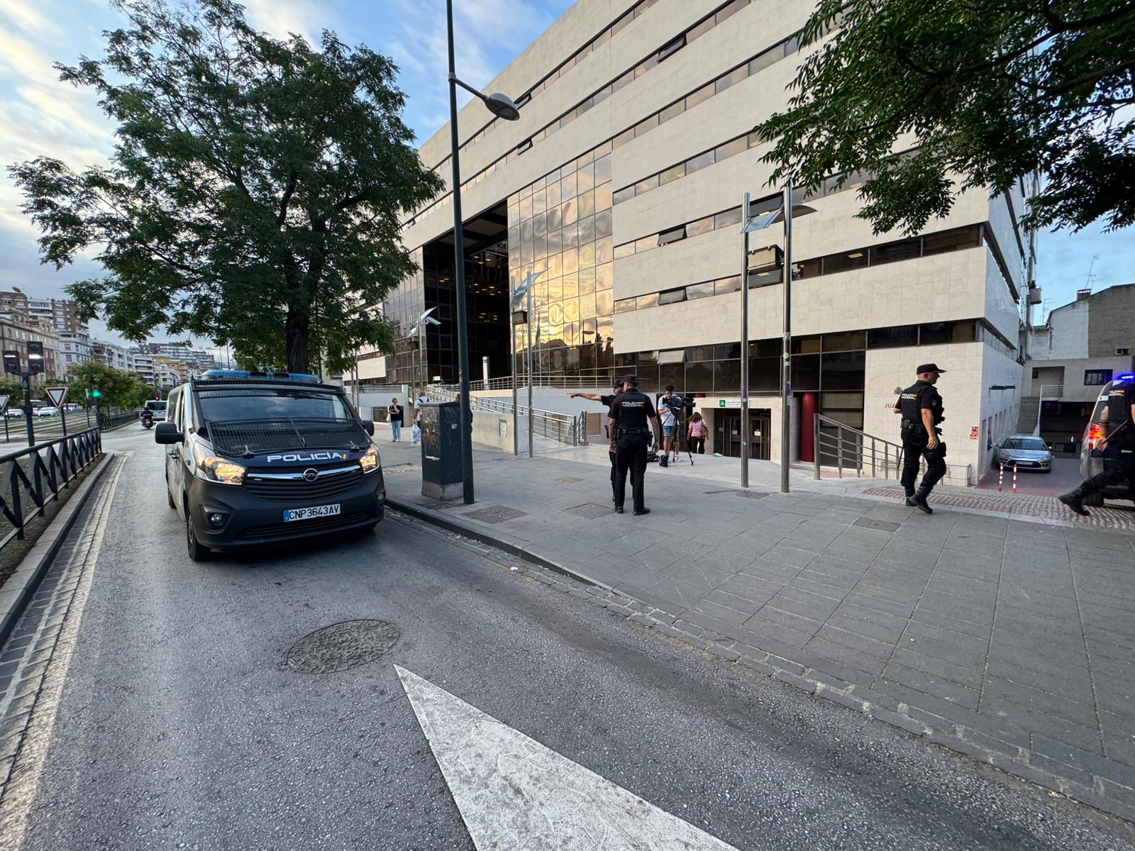 Las imágenes de Juana Rivas y Arcuri en los juzgados de La Caleta