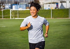 Miku Kojima realiza carrera continua en un entrenamiento con el Granada esta pretemporada.