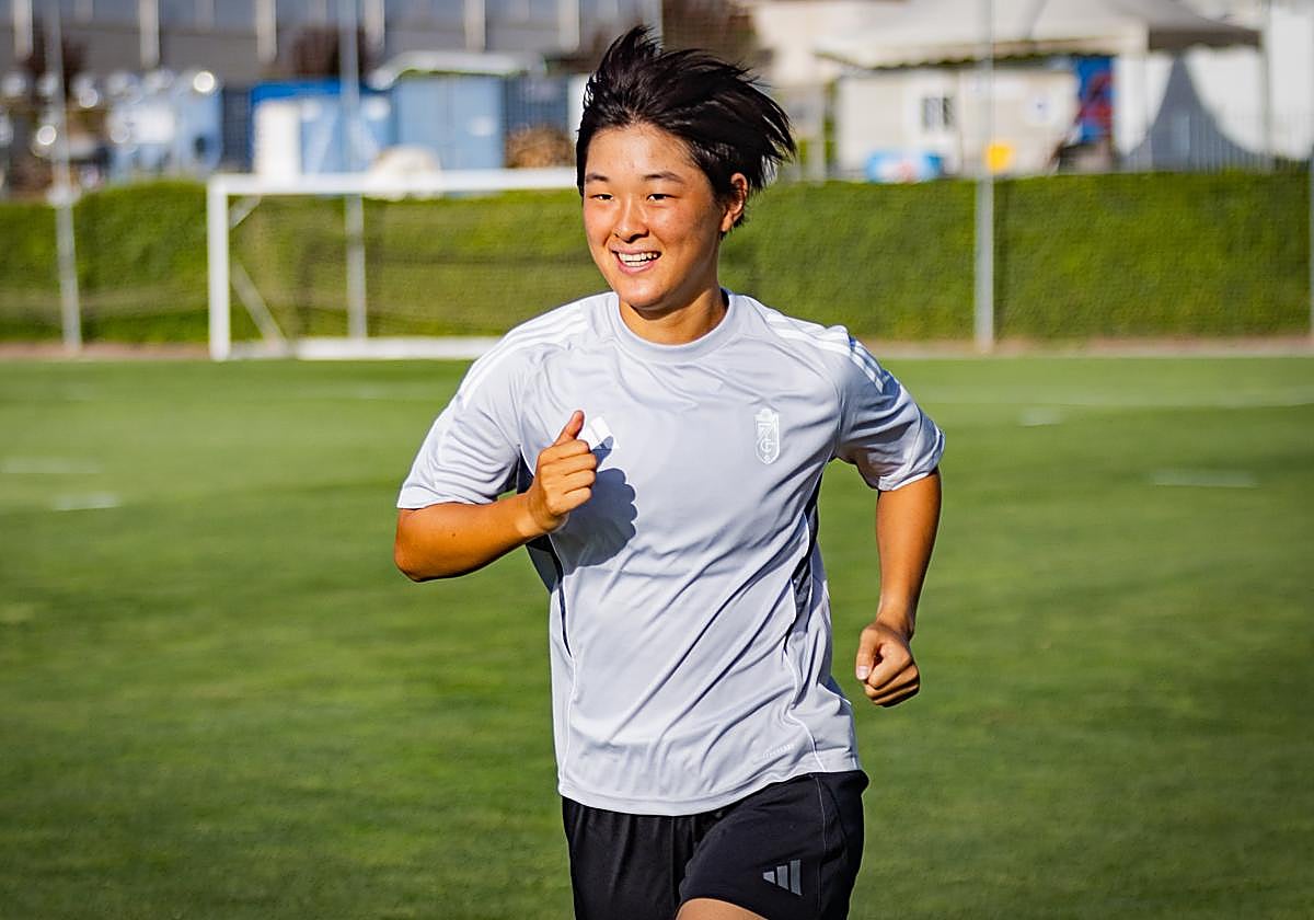 Miku Kojima realiza carrera continua en un entrenamiento con el Granada esta pretemporada.