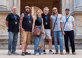 Robert Plant, tercero por la derecha, en su visita a la Alhambra.