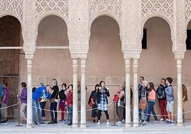 Visitantes en la Alhambra.