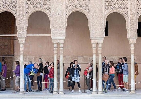 Visitantes en la Alhambra.