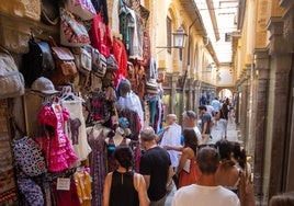 Turistas en la Alcaicería, durante el verano.