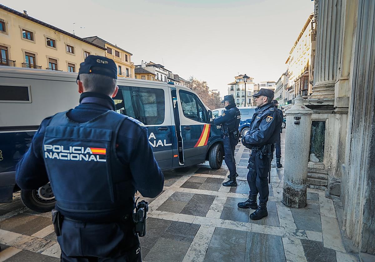 Agentes de la Policía Nacional, en la entrada de la Audiencia de Granada, donde se celebrará el juicio.