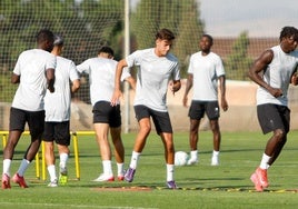 El nuevo lateral del Recreativo, Ale Santos, en el centro, durante el último entrenamiento del equipo.