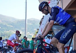 David Valero se prepara para tomar la salida en el relevo mixto.