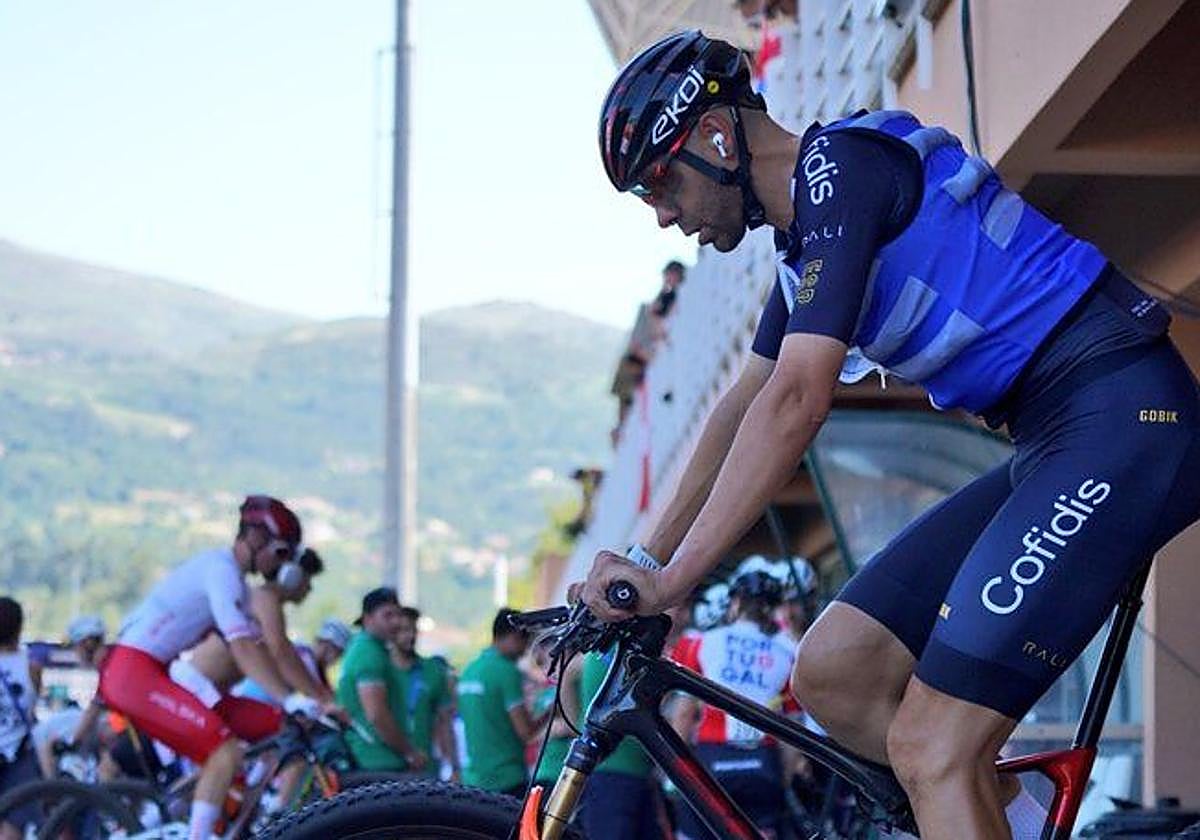 David Valero se prepara para tomar la salida en el relevo mixto.