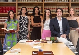 De izquierda a derecha, Rocío Echeverría, Almudena Ruiz, Carolina Alonso, Ana Jiménez, Jaime Ruiz y Ana García Velástegui, en la biblioteca del decanato del colegio de Registradores de Andalucía Oriental.