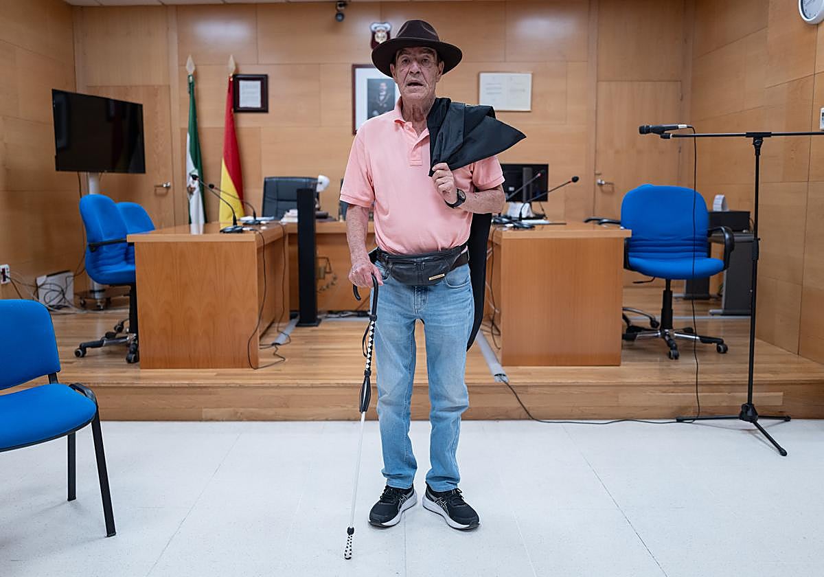 Don Emilio, con el sombrero y el bastón que le regaló la comunidad gitana de Andalucía