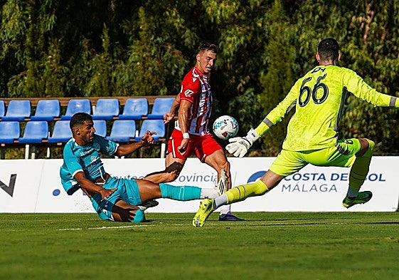 Momento del gol de Perovic, batiendo a Lekovic