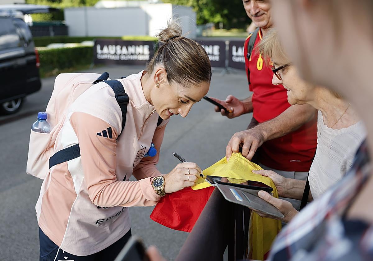 Esther González firma autógrafos entre varios aficionados en Suiza.