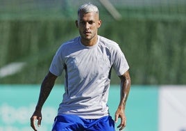 Stoichkov calienta antes de jugar como titular contra el Orlando Pirates.