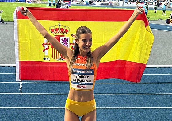 Una Stancev celebra su título como campeona del Mundial universitario en Bochum.