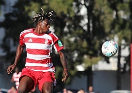 Oscar Naasei controla un balón por banda derecha.