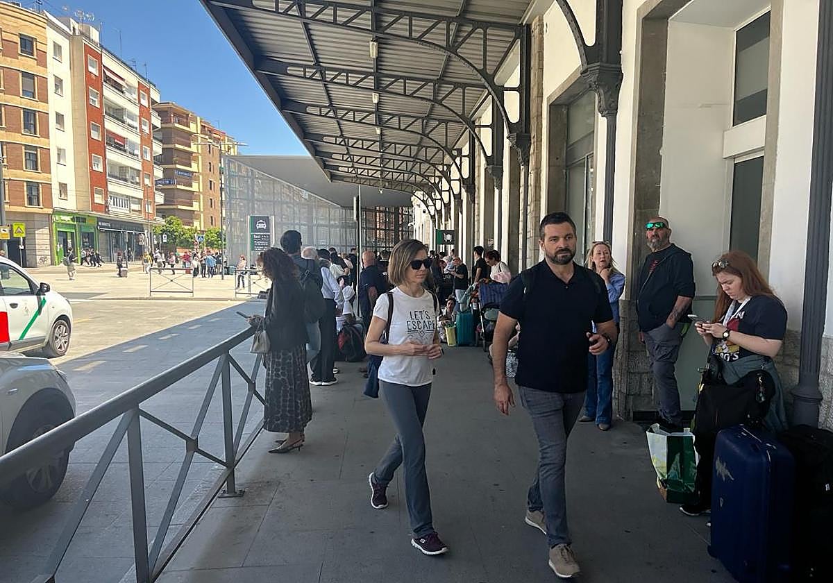 Un incendio junto a las vías en Ciudad Real afecta a la circulación ferroviaria entre Madrid y Granada