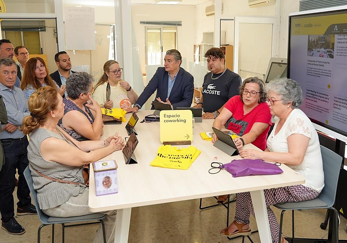 El consejero de Presidencia, Antonio Sanz, en uno de los puntos de capacitación digital de la Junta.