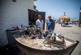 Los espetos, al estilo tradicional en el chiringuito a pie de playa.